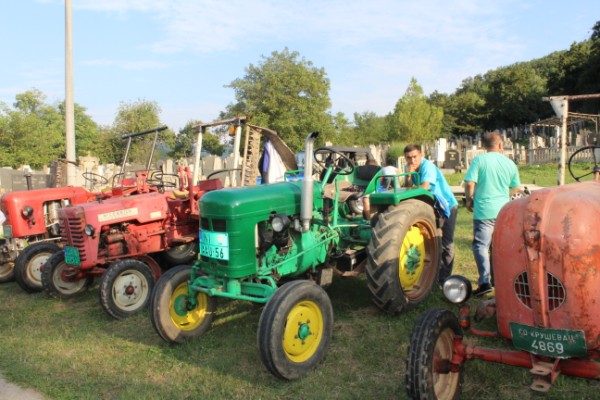 traktori 28 600 x 400